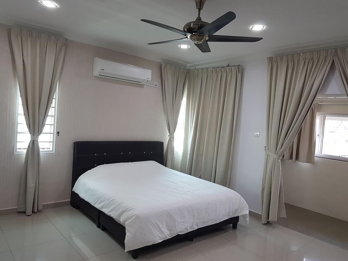 Entire Semi D Homestay Sitiawan