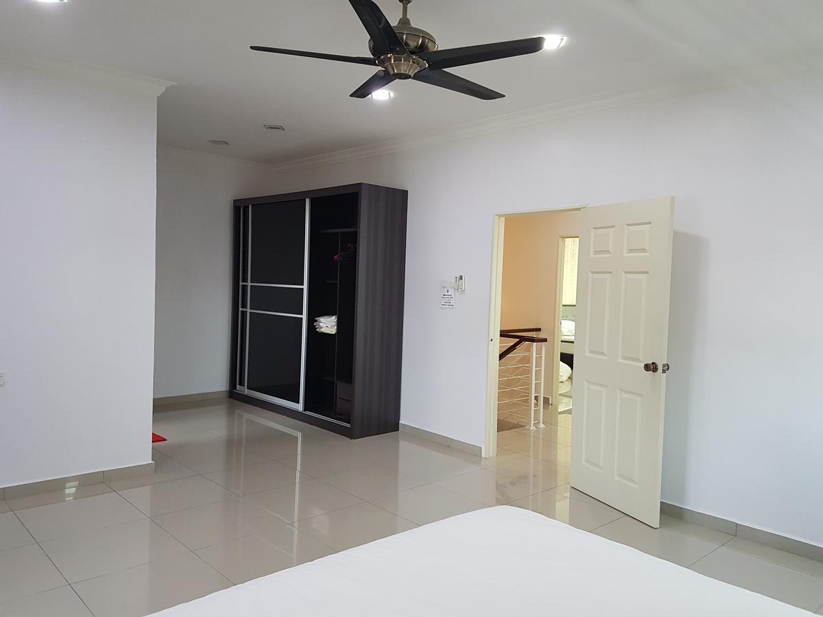 Entire Semi D Homestay Sitiawan