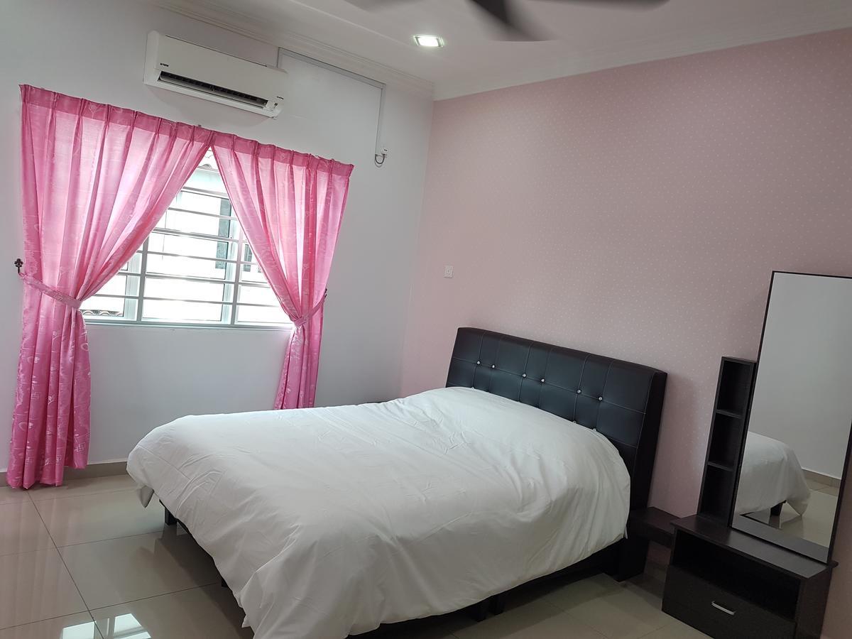Entire Semi D Homestay Sitiawan